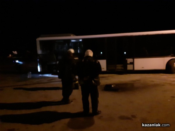 Автобус се запали на спирката в Горно Изворово