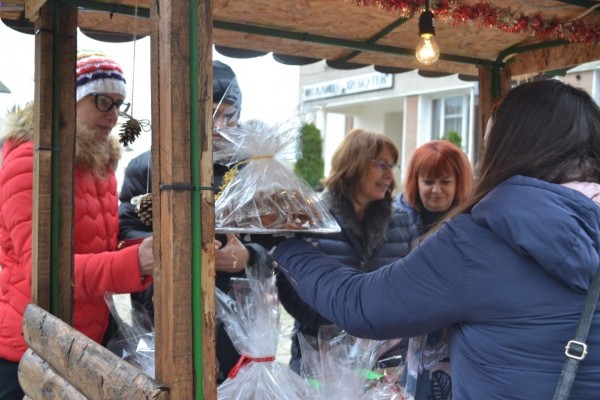 Кметът на Казанлък посети Коледния базар на розовци