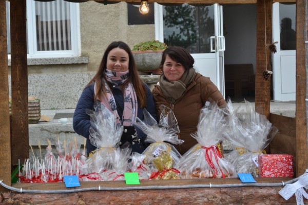 Кметът на Казанлък посети Коледния базар на розовци