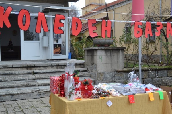 Кметът на Казанлък посети Коледния базар на розовци