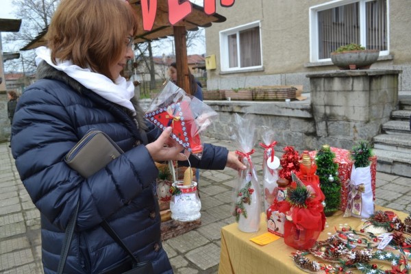 Кметът на Казанлък посети Коледния базар на розовци
