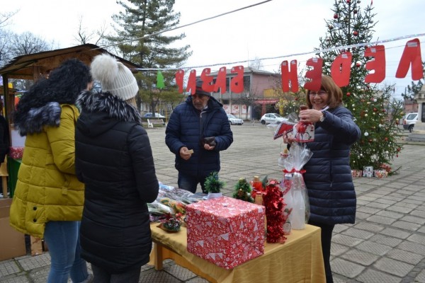 Кметът на Казанлък посети Коледния базар на розовци