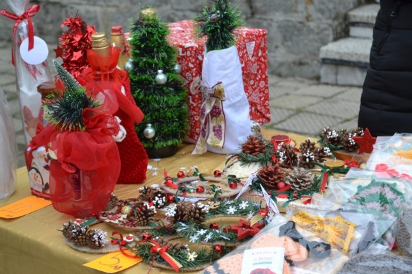 Кметът на Казанлък посети Коледния базар на розовци