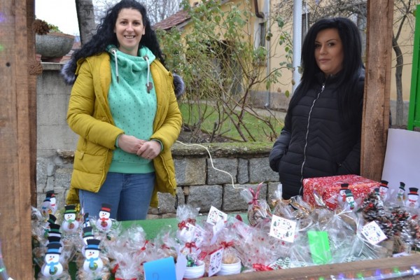 Кметът на Казанлък посети Коледния базар на розовци