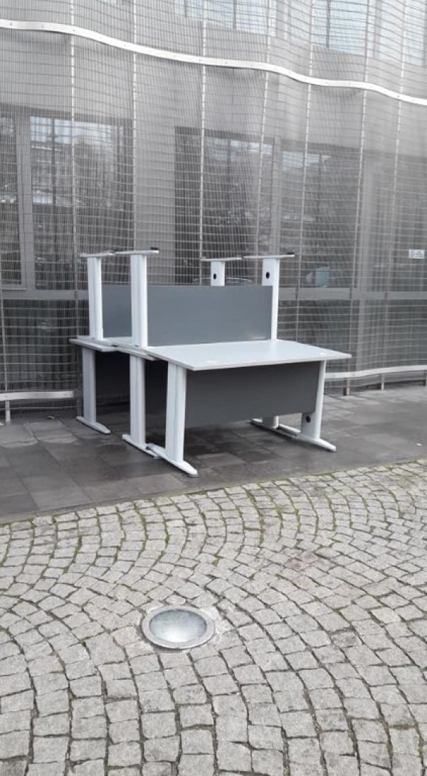 Златната школа на Тео се сдоби с нови бюра