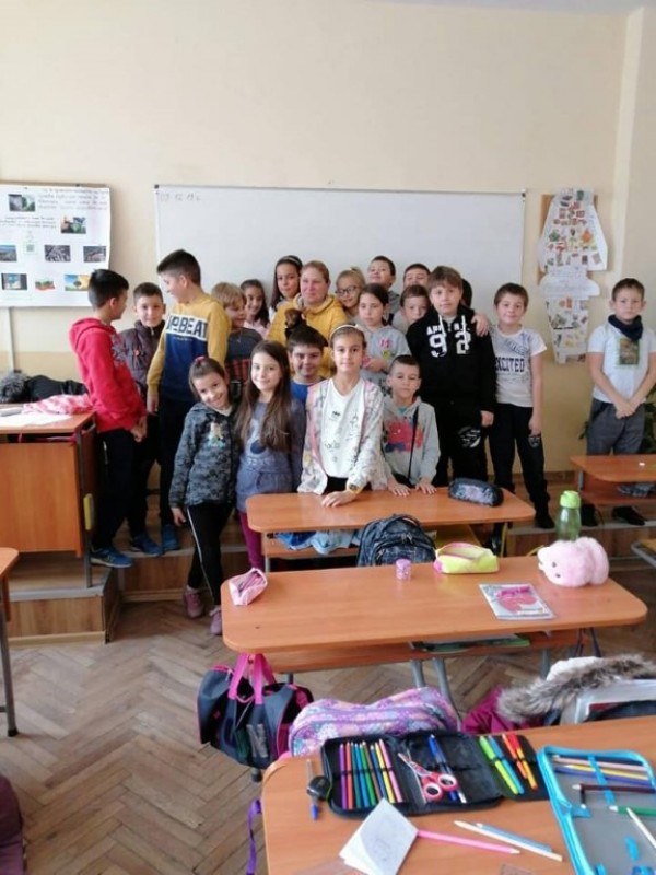 Ученици от “Кулата“ с жест към бездомните животни. Дариха кучешки дом