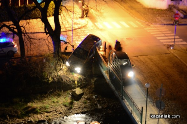 Заради неспазен Стоп, кола се озова почти в реката