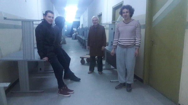 Златната школа на Тео се сдоби с нови бюра