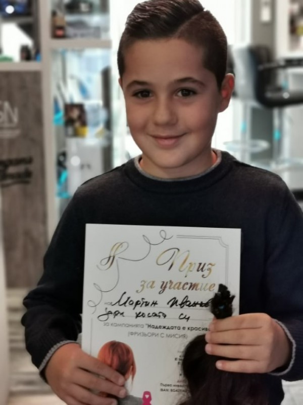 Ученици от “Кулата“ с жест към бездомните животни. Дариха кучешки дом