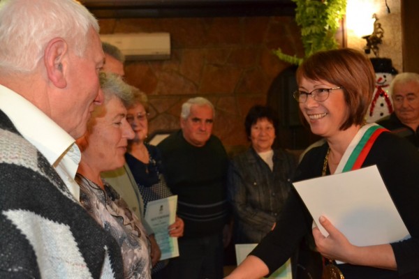 86 Златни двойки подновиха брачната си клетва в Казанлък