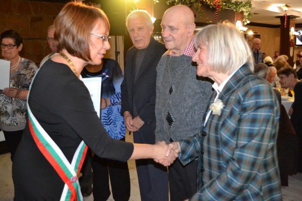 86 Златни двойки подновиха брачната си клетва в Казанлък