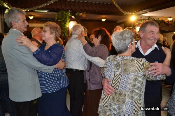 86 Златни двойки подновиха брачната си клетва в Казанлък