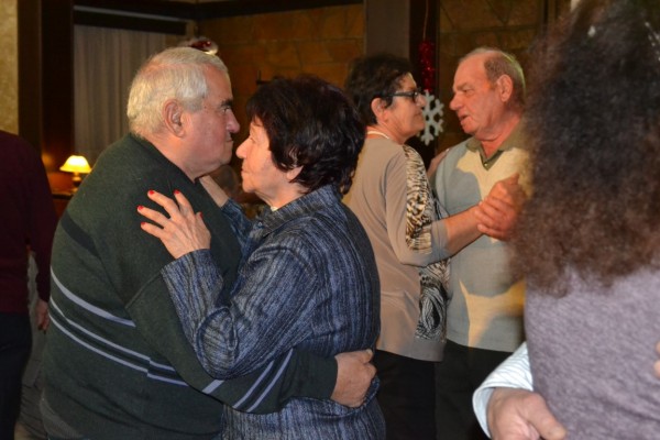 86 Златни двойки подновиха брачната си клетва в Казанлък