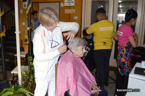 Стенли, ученици и бербери направиха възрастни хора 10 години по-млади