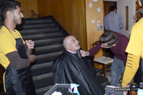 Стенли, ученици и бербери направиха възрастни хора 10 години по-млади