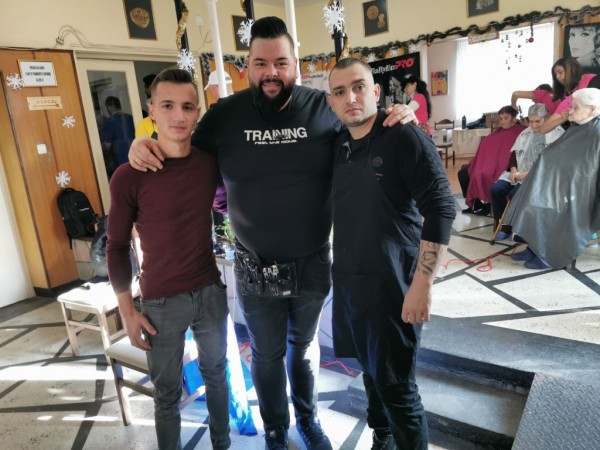 Стенли, ученици и бербери направиха възрастни хора 10 години по-млади