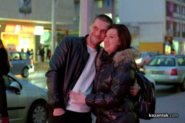 С атрактивно предложение, казанлъчанин поиска ръката на своята любима