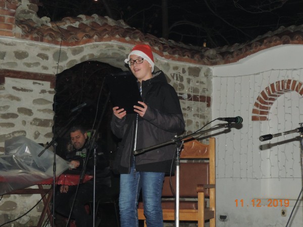 Енина грейна в коледни светлини