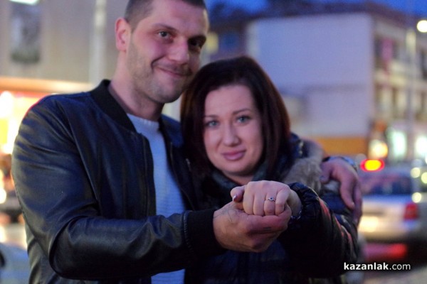 С атрактивно предложение, казанлъчанин поиска ръката на своята любима