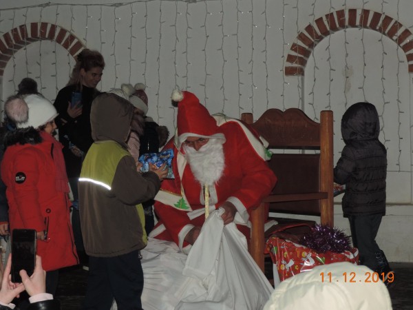 Енина грейна в коледни светлини