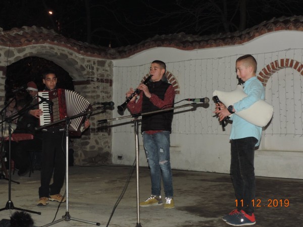 Енина грейна в коледни светлини