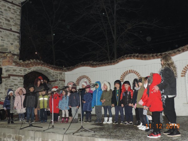 Енина грейна в коледни светлини