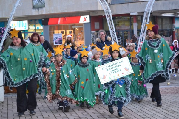 Виктор Владков запали коледната елха в Казанлък