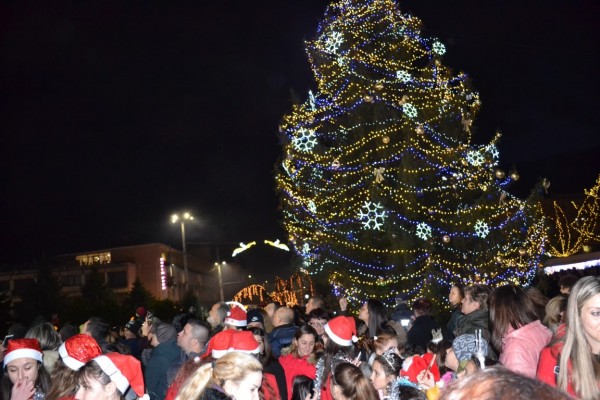 Виктор Владков запали коледната елха в Казанлък