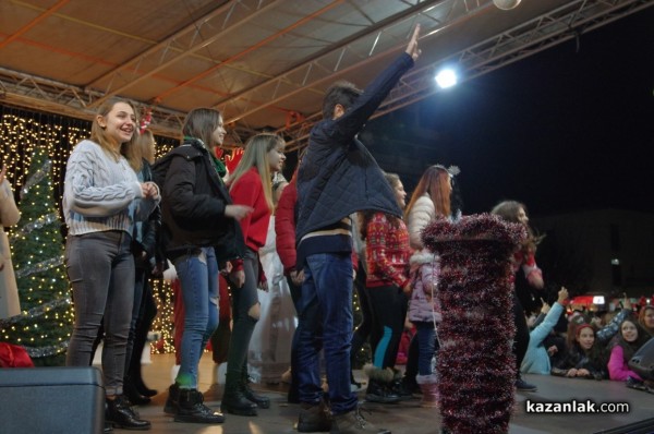 Шествие и запалване на коледните светлини на Казанлък