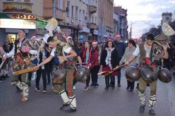 Виктор Владков запали коледната елха в Казанлък