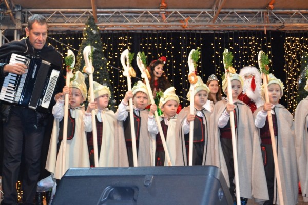 Виктор Владков запали коледната елха в Казанлък