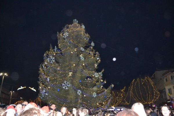 Виктор Владков запали коледната елха в Казанлък