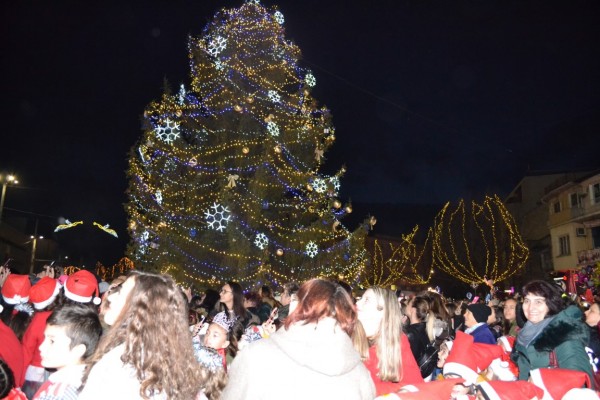 Виктор Владков запали коледната елха в Казанлък