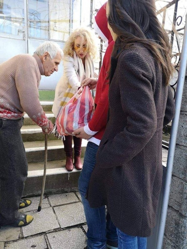 За поредна година шипкалии с благороден жест към самотните възрастни хора