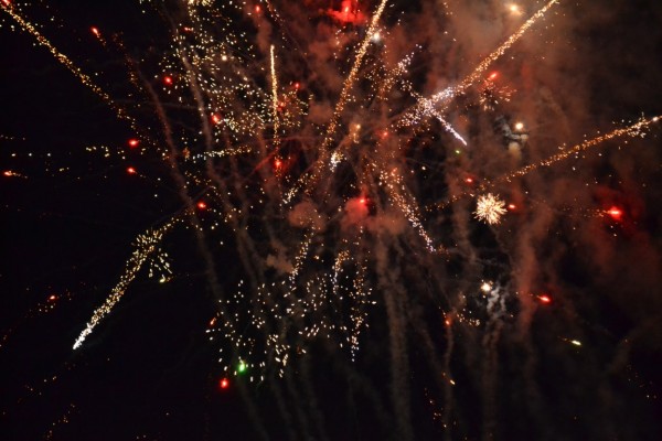 Виктор Владков запали коледната елха в Казанлък