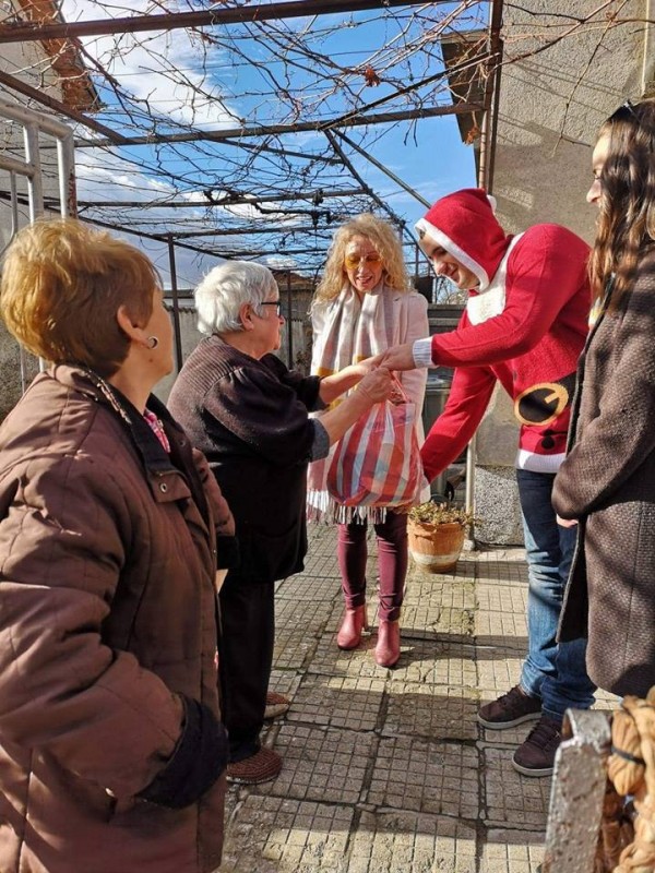 За поредна година шипкалии с благороден жест към самотните възрастни хора