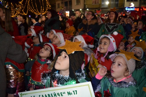 Виктор Владков запали коледната елха в Казанлък