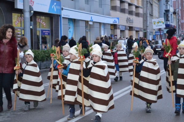 Виктор Владков запали коледната елха в Казанлък