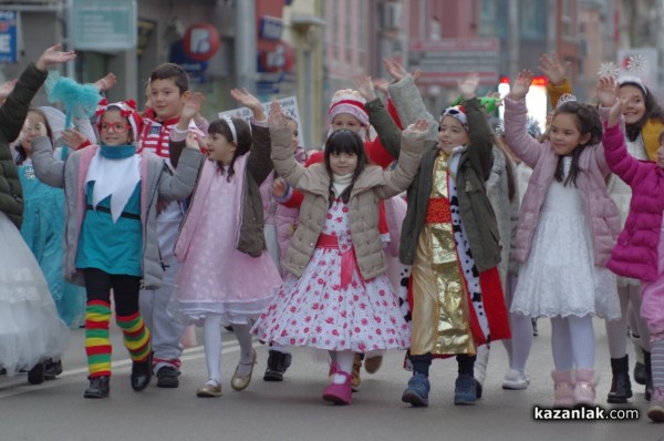 Шествие и запалване на коледните светлини на Казанлък