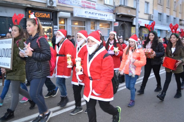 Виктор Владков запали коледната елха в Казанлък