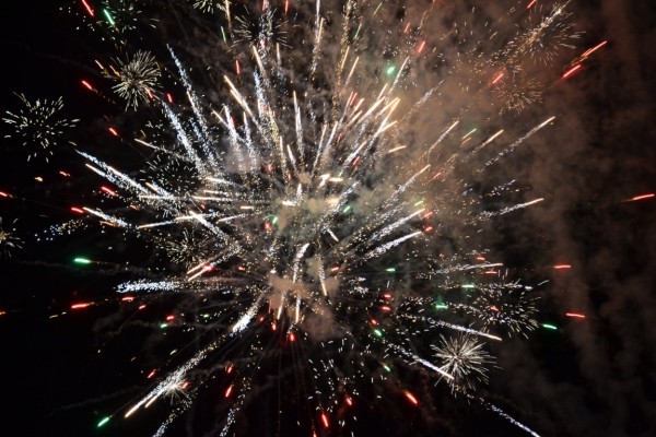 Виктор Владков запали коледната елха в Казанлък