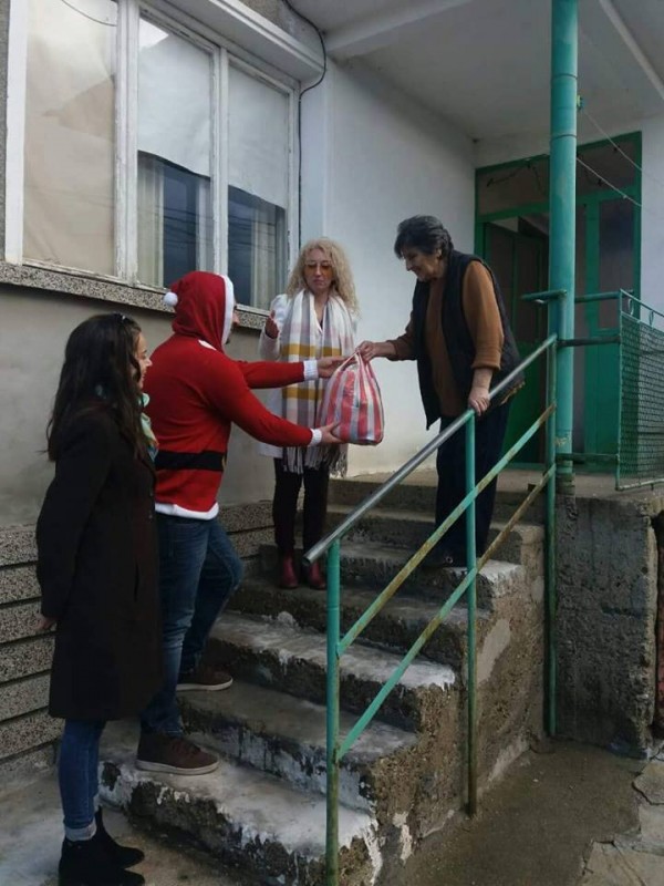 За поредна година шипкалии с благороден жест към самотните възрастни хора