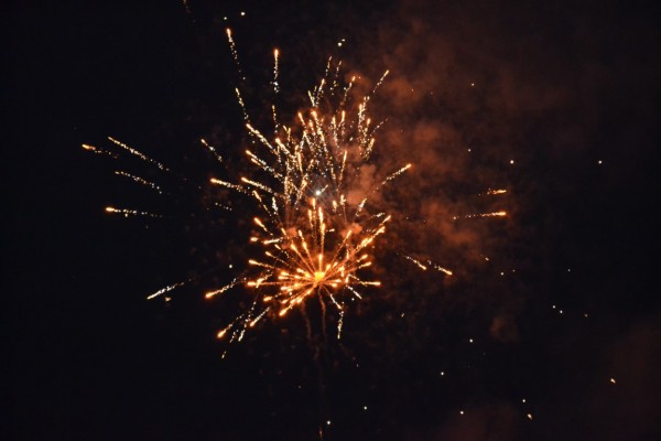 Виктор Владков запали коледната елха в Казанлък