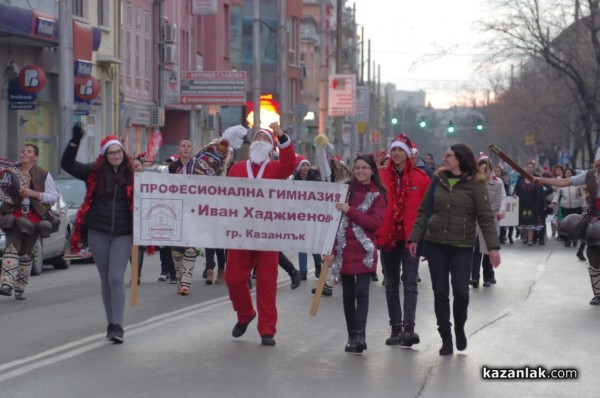 Шествие и запалване на коледните светлини на Казанлък