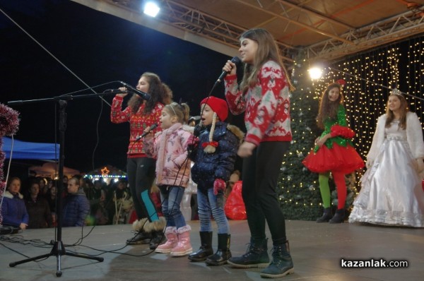 Шествие и запалване на коледните светлини на Казанлък