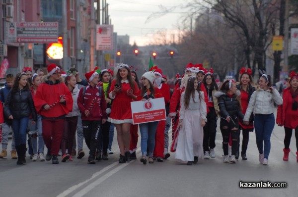 Шествие и запалване на коледните светлини на Казанлък