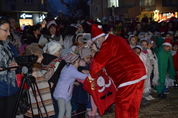 Виктор Владков запали коледната елха в Казанлък