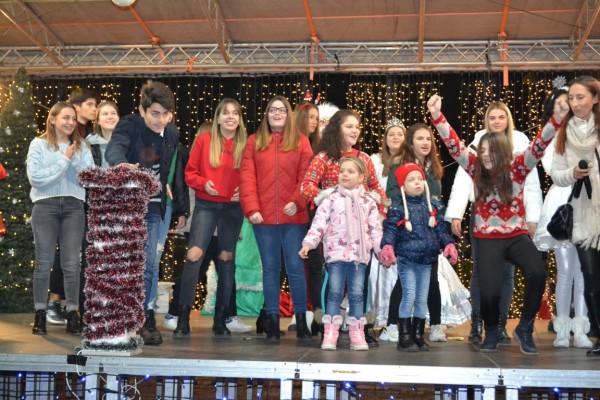 Виктор Владков запали коледната елха в Казанлък