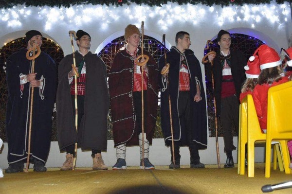 Дядо Коледа запали коледните светлини в Шипка