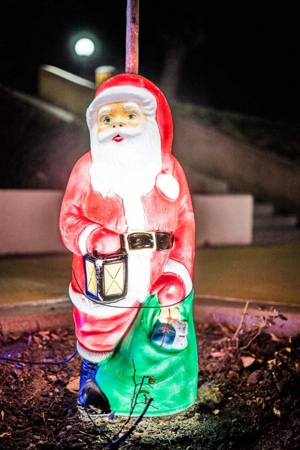 Дядо Коледа запали коледните светлини в Шипка